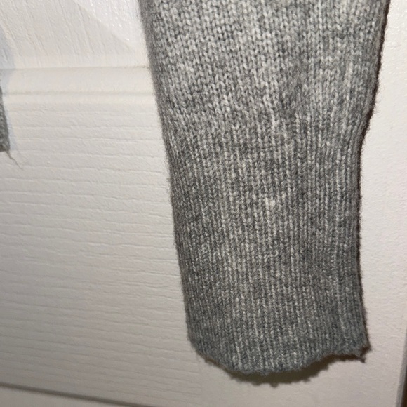 Gap women’s Gray Knit Sweater - Picture 7 of 10